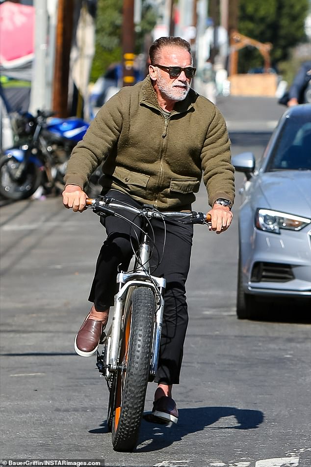 Arnold Schwarzenegger war während seiner Amtszeit als Gouverneur von Kalifornien dafür bekannt, grüne Energie zu fördern, und wurde kürzlich in Los Angeles beim Radfahren gesehen.