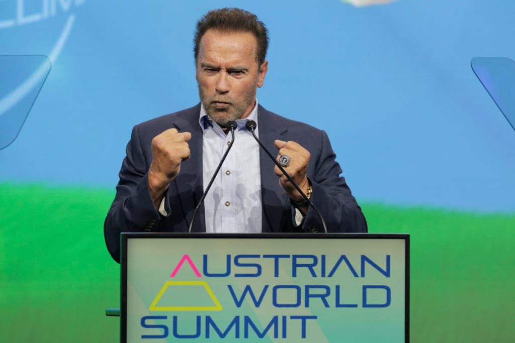 Arnold Schwarzenegger geißelt Führer, die der Klimaökonomie Priorität einräumen, als „dumm oder Lügner“
