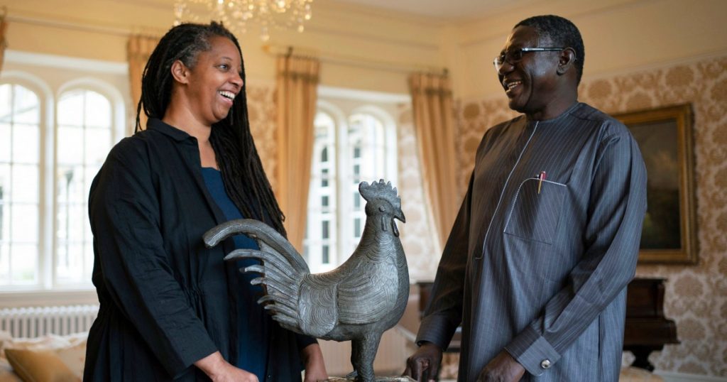 Europa gibt geraubte afrikanische Artefakte zurück, da es mit kolonialem Erbe zählt