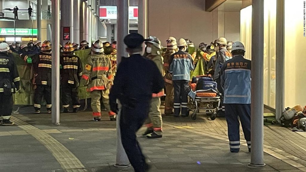 Feuer im Zug in Tokio: Messer schwingender Mann zündet Zug in Tokio an und verletzt mindestens 8 - Berichte