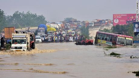 Heftige Regenfälle zwangen den Kosi-Fluss im indischen Bundesstaat Uttar Pradesh zum Überlaufen.