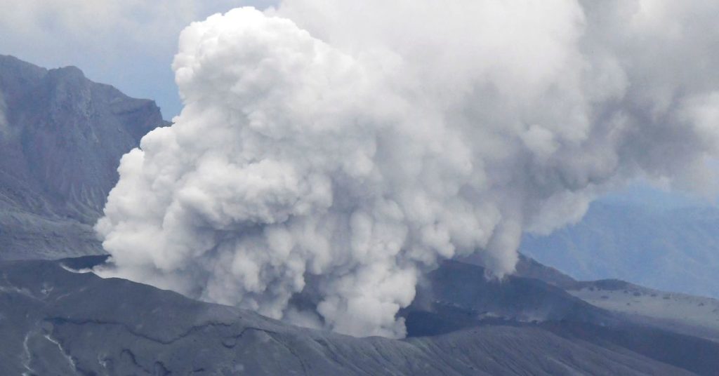 Japanischer Vulkan spuckt Aschewolken, Leute warnen