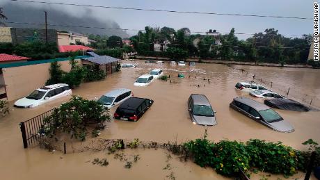 Autos sind am 19. Oktober in einem überfluteten Hotel in der Nähe des Jim-Corbett-Nationalparks in Uttarakhand, Indien, überflutet worden.