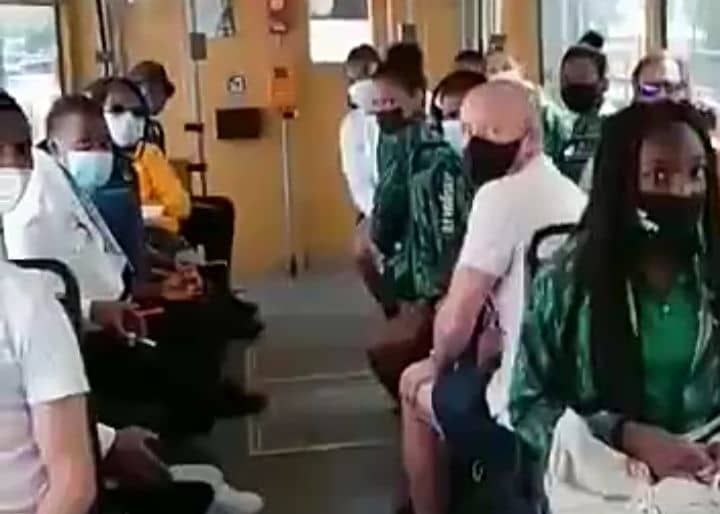 VIDEO: "Sie vertreten eine Terrorregierung" - Nigerianer belästigen Superfalken im öffentlichen Bus in Österreich