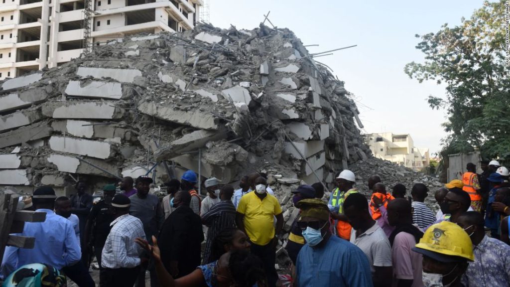 Unter dem eingestürzten Luxus-Wolkenkratzer in Nigeria begrabene Menschen rufen um Hilfe