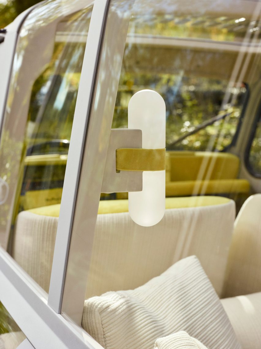 Blick durch die Heckscheiben des Concept Cars mit cremefarbenen Polstern und einer kapselförmigen Wandleuchte