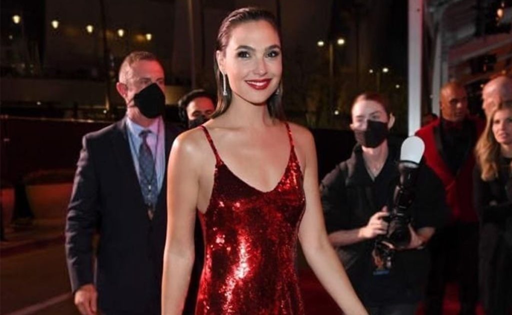 Gal Gadot, die "Wonder Woman", öffnet ihr rotes Kleid in der Vorschau - CVBJ