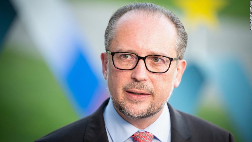 Alexander Schallenberg wurde als österreichischer Bundeskanzler vereidigt, nachdem Sebastian Kurz im Rahmen einer Korruptionsuntersuchung ausgeschieden war