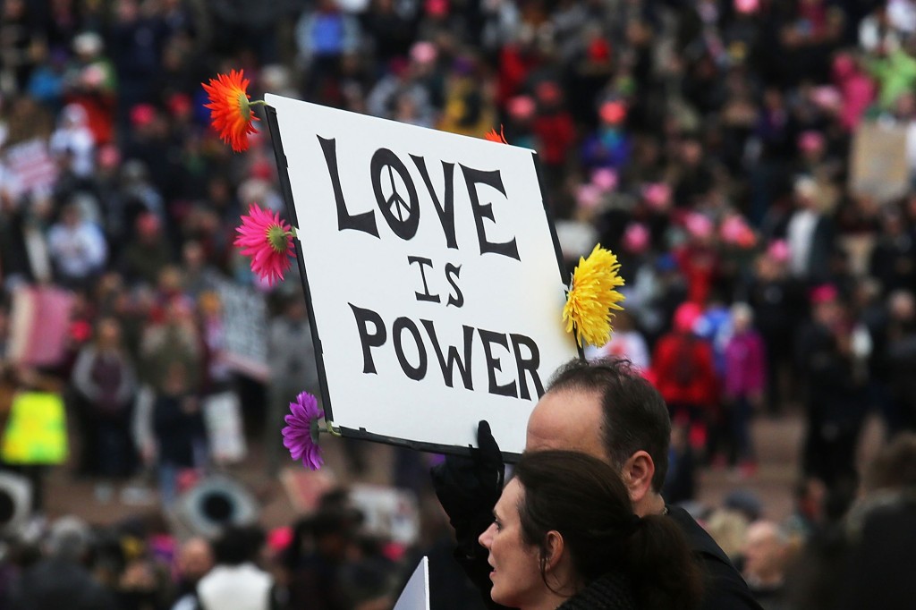 Liebe ist ein Zeichen der Macht beim Frauenmarsch.