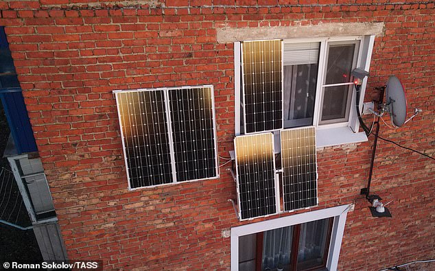 Der Aufzug von Herrn Yudin wird mit Sonnenkollektoren betrieben, so dass ein Stromausfall in der Umgebung ihn nicht in oder außerhalb seines Hauses stranden lässt