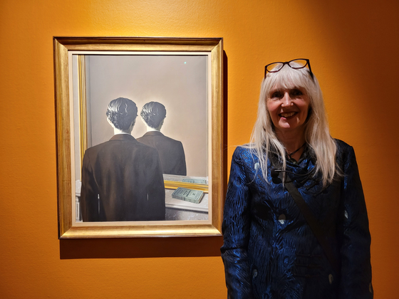 Els Hoek, Kuratorin des Museum Boijmans Van Beuningen in Rotterdam, Niederlande, steht neben René Magrittes Ausstellung „Don’t repeat“, dem Höhepunkt der Ausstellung „Surrealist Shock“ im Hangaram Art Museum im Soul Arts Center im Süden Seouls.  [MOON SO-YOUNG]