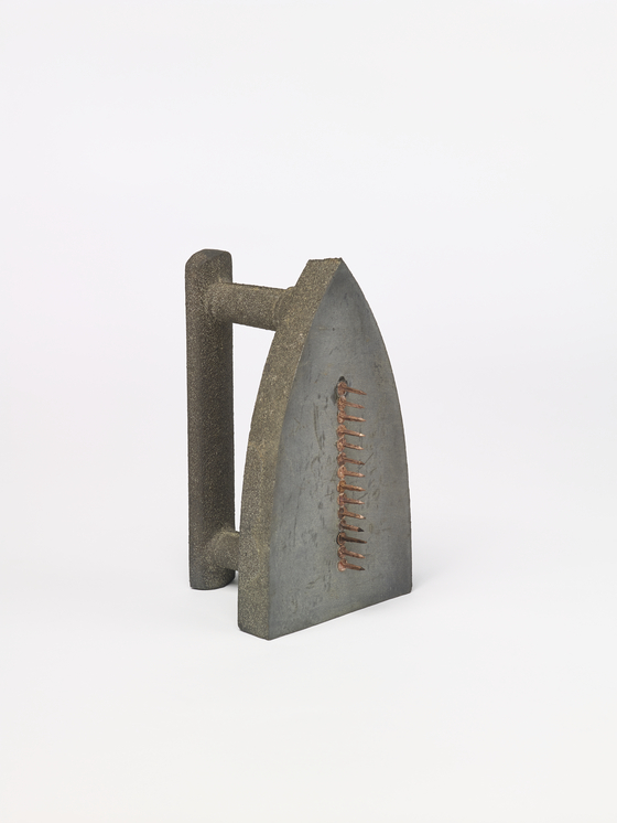 ″ Cadeau / Audace ″ (1921) von Man Ray ⓒ Man Ray 2015 Trust / ADAGP, Paris?  SACK, Seoul, 2021 [MUSEUM BOIJMANS VAN BEUNINGEN]