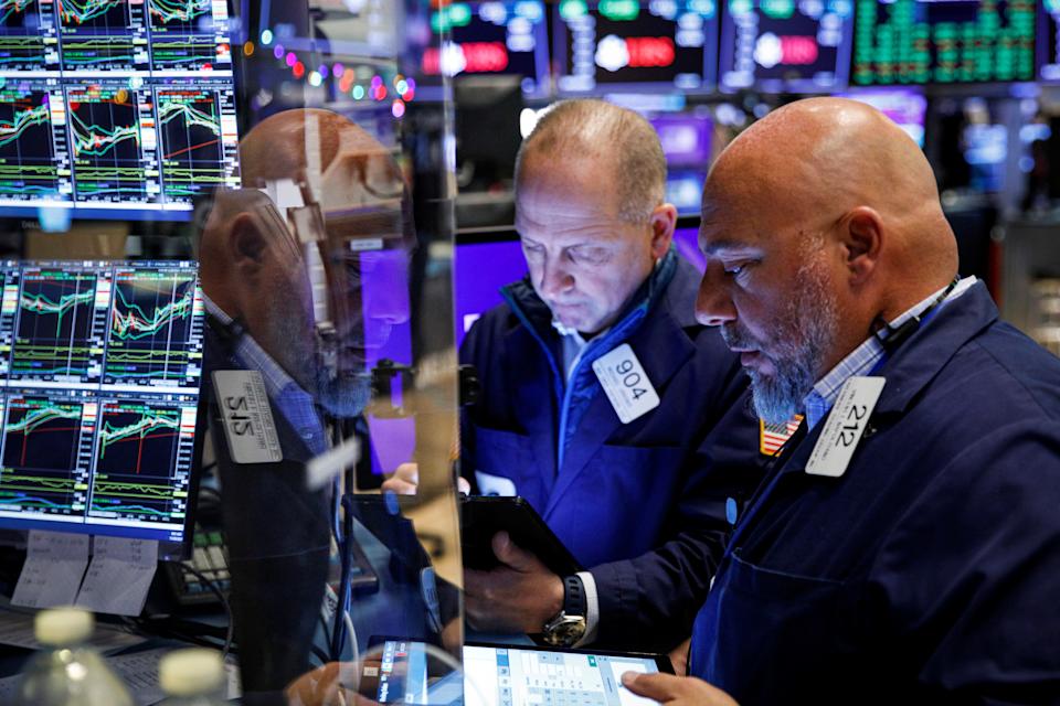 Händler arbeiten am 29. November 2021 auf dem Parkett der New York Stock Exchange (NYSE) in New York, USA. REUTERS / Brendan McDermid