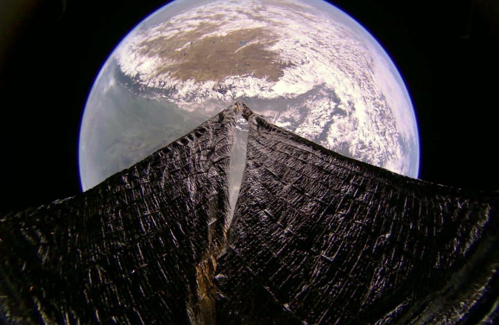 Das Solarsegel LightSail 2 schwebt mehr als zwei Jahre nach dem Start immer noch über der Erde