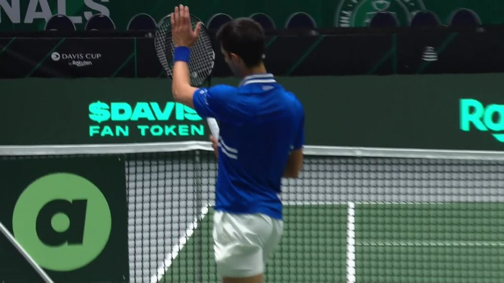 Davis Cup 2021 - Novak Djokovic applaudiert dem hervorragenden Sieger des österreichischen Gegners Dennis Novak