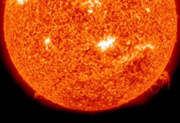 Die Sonne löst einen Sonnensturm aus, der das Stromnetz und die Satelliten beeinträchtigen und wirbelnde Nordlichter erzeugen könnte