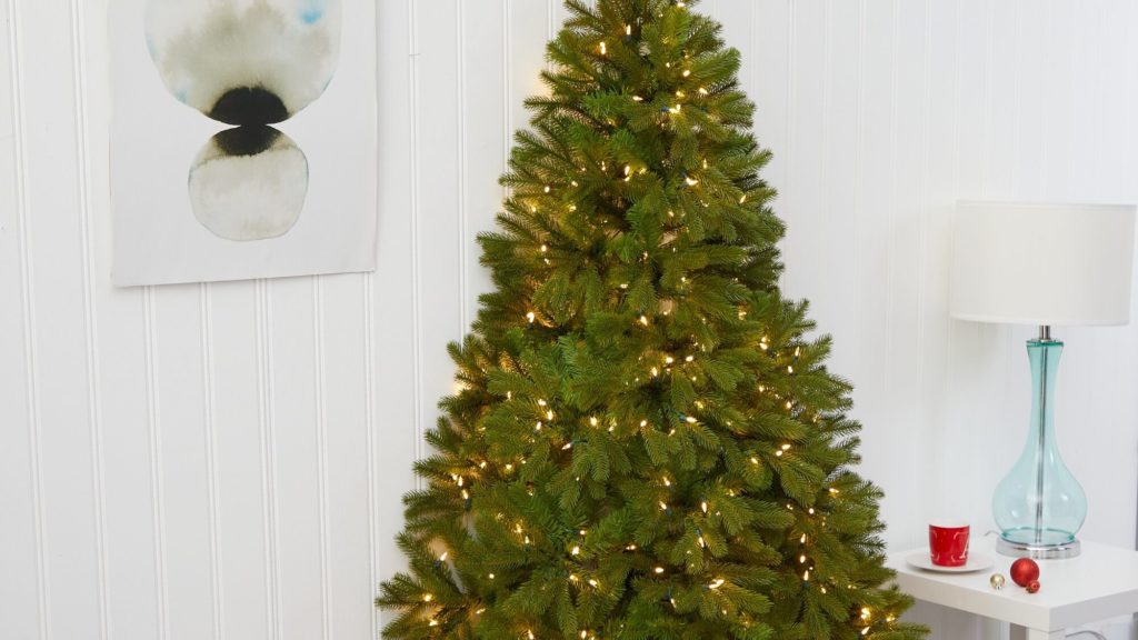 Ein halber Weihnachtsbaum ist perfekt für kleine Räume