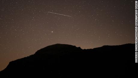 Ein Leonid-Meteor überquert am 17. November 2020 den Himmel über dem Bezirk Gudul in Ankara, Türkei.