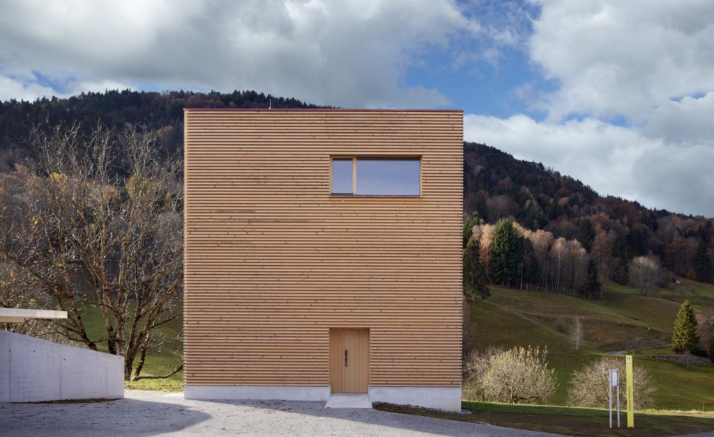 Minimalistischer Holzturm wird österreichisches Einfamilienhaus