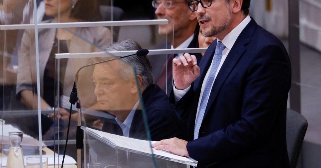 Österreichs neuer Staatschef im Parlament unter Beschuss, als Kurz-Marionette verspottet