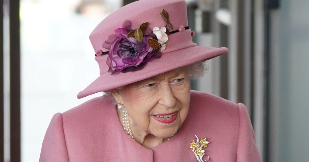Queen Elizabeth tritt nach ihrem Krankenhausaufenthalt zum ersten Mal öffentlich auf