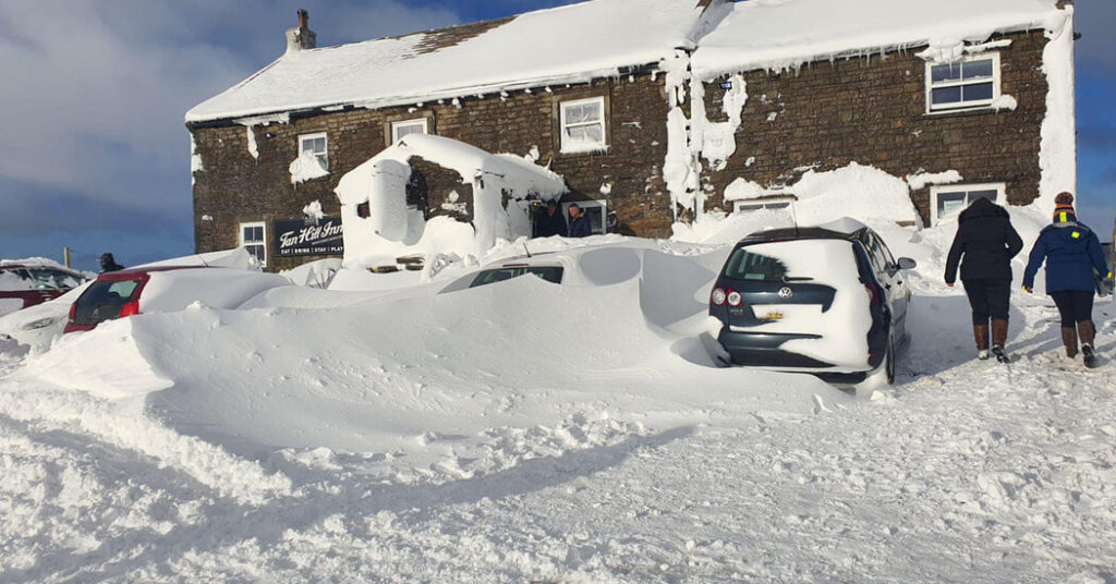 Schneesturm lässt 61 in einem abgelegenen britischen Pub gestrandet