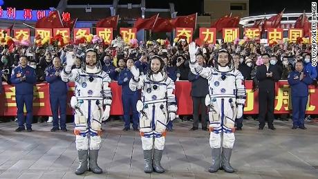 Die dreiköpfige Besatzung der Shenzhou-13 bei einer Abflugzeremonie am 15. Oktober vor dem Start im Jiuquan Satellite Launch Center in China.