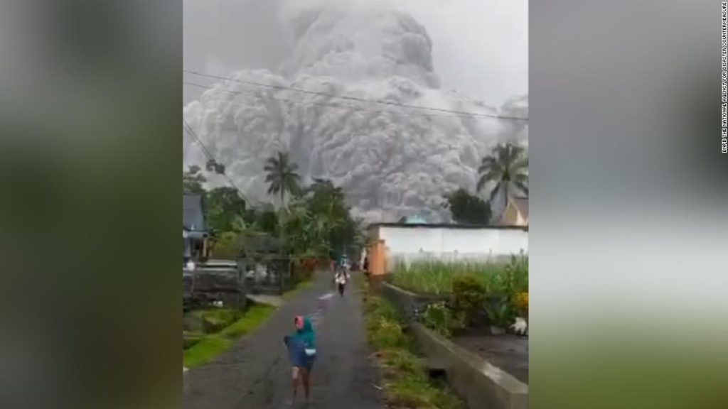Mount Semeru in Indonesien: Tausende fliehen vor Vulkanausbruch