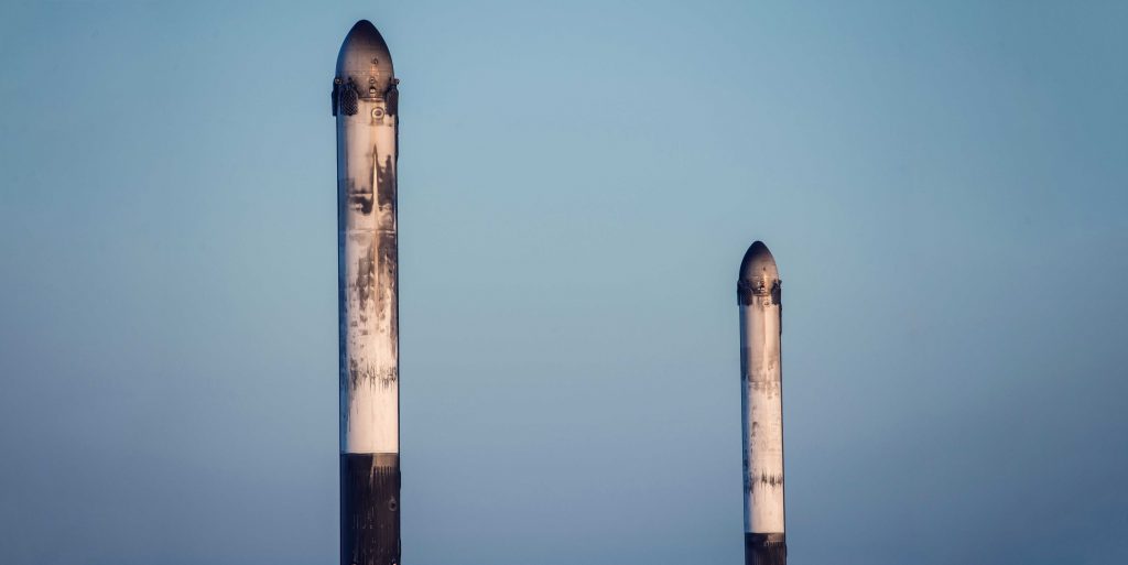Mission erfüllt!  Dieses Foto wurde von Airmen Alex Preisser aufgenommen und zeigt die B1052 und B1053 kurz nachdem sie in SpaceX-Landezonen zur Ruhe kamen.