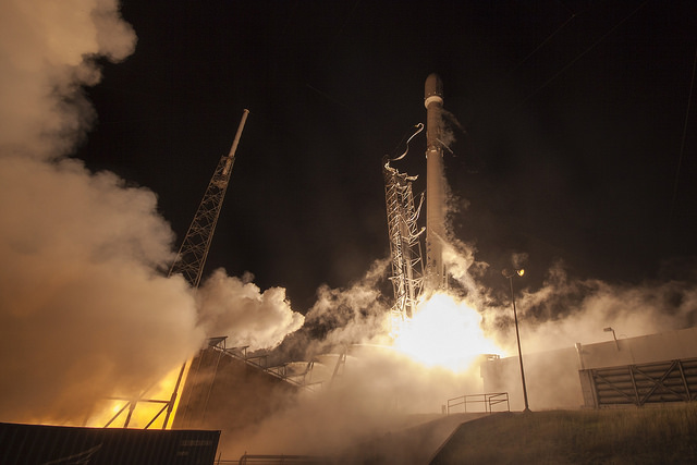 Sobald die neun Merlin-Triebwerke der Rakete einen automatischen Gesundheitscheck bestanden haben, werden die Halteklammern den Falcon 9-Booster für den Start des Complex 40 freigeben.