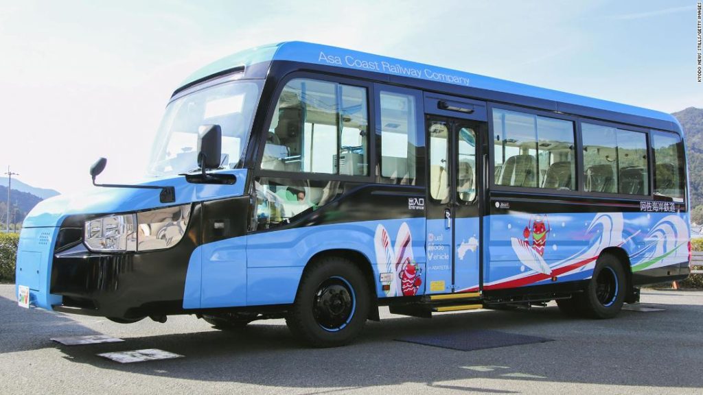 Bus oder Bahn?  Das weltweit erste „Dual-Mode-Fahrzeug“ wird in Japan in Dienst gestellt