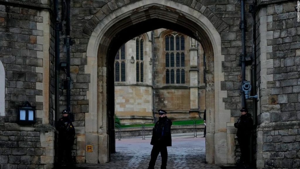 Ein bewaffneter Einbrecher auf dem Gelände von Schloss Windsor festgenommen, wo die Königin Weihnachten feiert