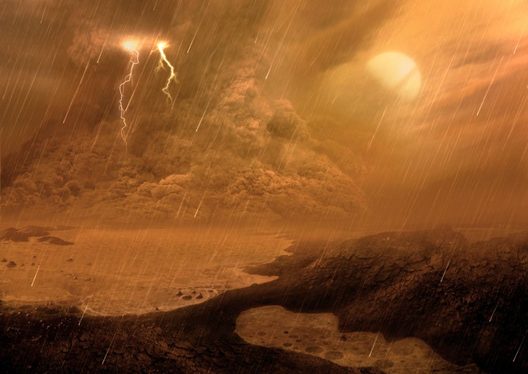 Titan-Oberflächenstaubsturm, Abbildung.  Titan, Saturns größter Mond, ist der einzige bekannte Körper im Sonnensystem außer der Erde mit Flüssigkeit auf seiner Oberfläche.  Aber es ist kein Wasser;  sie sind flüssige Kohlenwasserstoffe.  Er ist auch der einzige Satellit mit einer substanziellen Atmosphäre, die hauptsächlich aus Stickstoff besteht.  Wissenschaftler, die Daten der Cassini-Mission der ESA untersuchen, haben Staubstürme entdeckt, die um den Mondäquator toben, wie in dieser Abbildung gezeigt.  Saturn ist am Himmel abgebildet, obwohl er in Wirklichkeit aufgrund der dichten Wolkendecke kaum sichtbar ist.