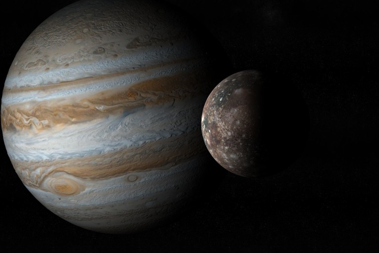 Planet Jupiter und Mond Callisto im Weltraum.  3D-Rendering