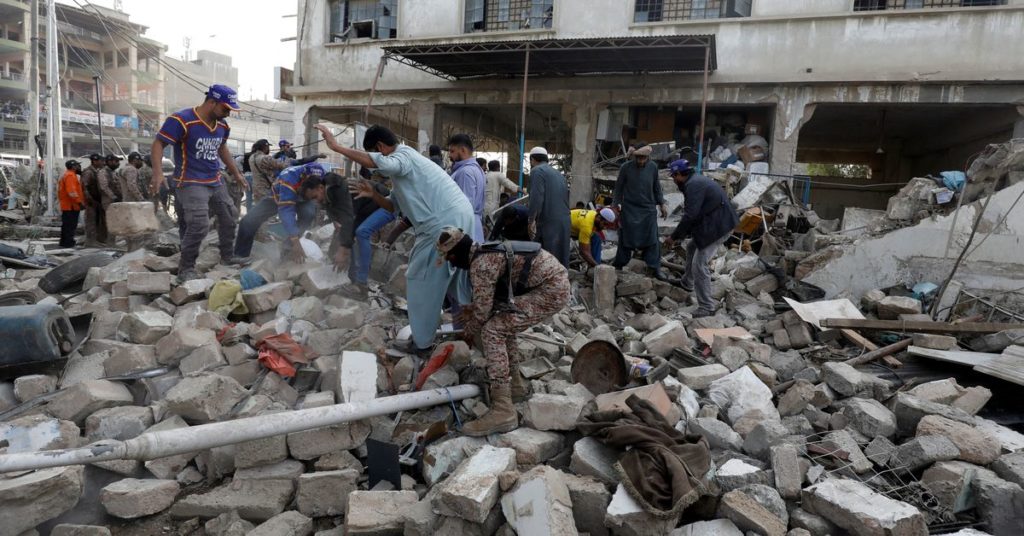 Bei Explosion einer Bankfiliale in Pakistan sind mindestens 15 Menschen ums Leben gekommen