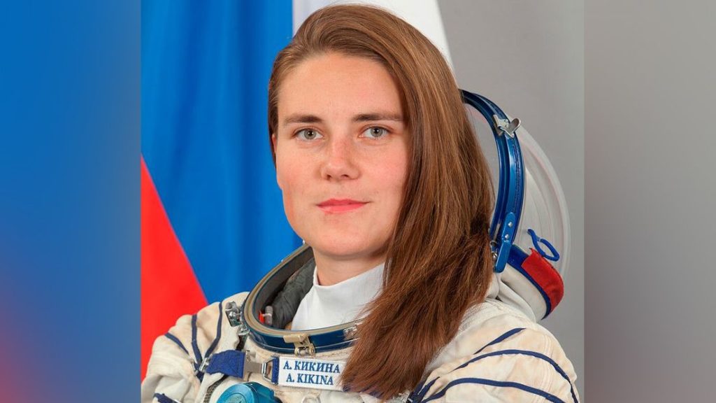 Die russische Kosmonautin Anna Kikina fliegt mit SpaceXs Crew-5-Mission zur Internationalen Raumstation
