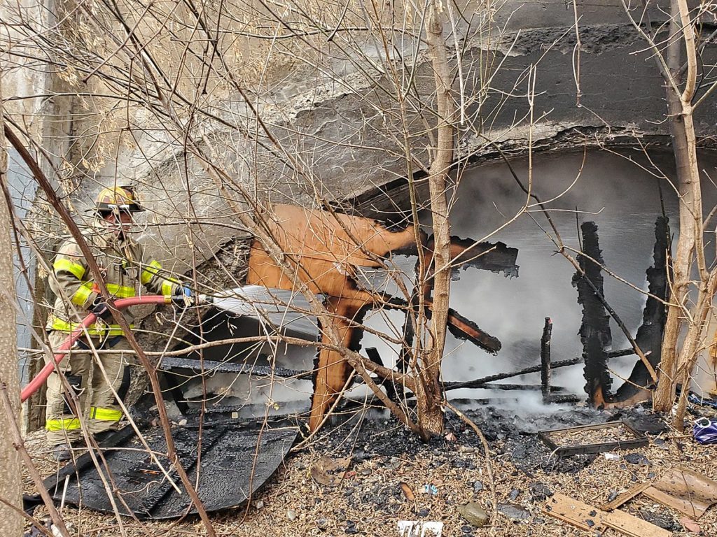Feuerwehrleute löschten Flammen in der Nähe von Bahngleisen von Binghamton