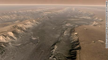 "Erhebliche Wassermengen"  gefunden auf der massiven Mars-Version des Grand Canyon