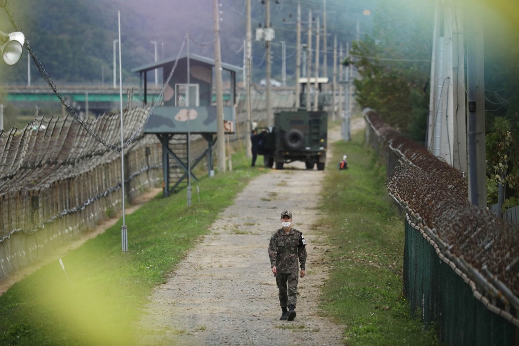 Südkorea geht über die entmilitarisierte Zone an Nordkorea
