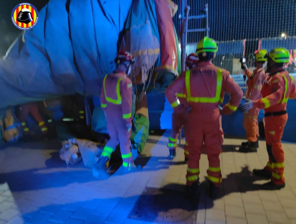 Feuerwehrleute helfen, nachdem eine Hüpfburg auf der Messe in Mislata, Spanien, vom Boden gesprengt wurde