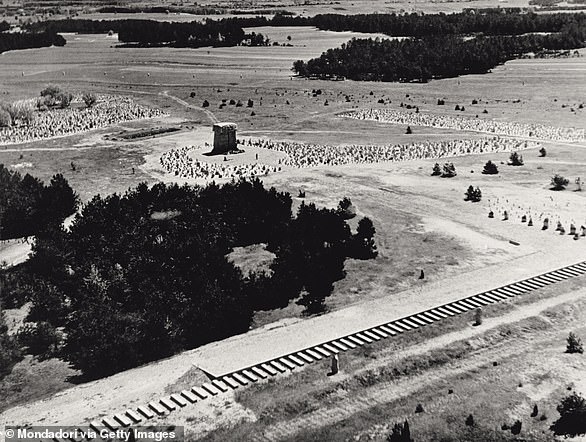 Im Gegensatz zu anderen Lagern, in denen einige Juden vor ihrer Ermordung zur Zwangsarbeit eingesetzt wurden, wurden fast alle nach Treblinka gebrachten Juden sofort vergast.