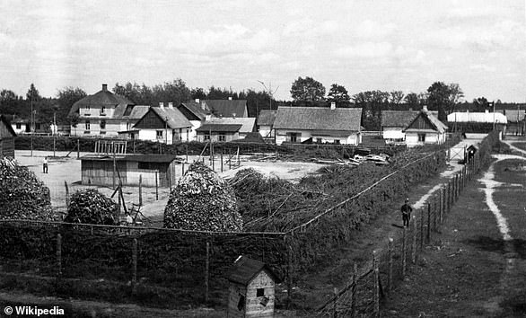 Sobibor wurde nach dem nächstgelegenen Bahnhof benannt, an dem Juden im Unklaren ihres Schicksals extrem überfüllte Autos ausstiegen.