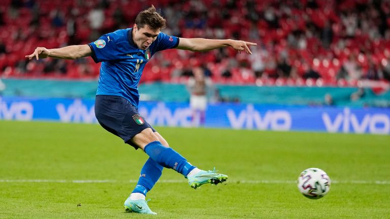 Federico Chiesa aus Italien schießt den Ball während des Achtelfinalspiels der Fußball-EM 2020 zwischen Italien und Österreich in Wembley ein