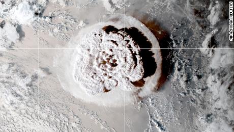 Der Ausbruch eines Unterwasservulkans vor der Küste von Tonga, der eine Tsunami-Warnung für mehrere südpazifische Inselstaaten ausgelöst hat, ist auf einem am 15. Januar 2022 aufgenommenen Satellitenbild sichtbar. 