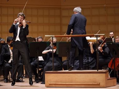 Der Geiger James Ehnes (springend, links) spielt Elgars Violinkonzert mit dem Dallas Symphony Orchestra unter der Leitung von Fabio Luisi am 13. Januar 2022 im Meyerson Symphony Center in Dallas.