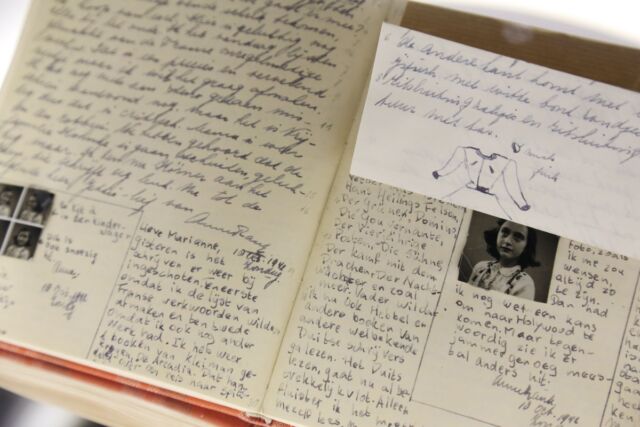 Eine Reproduktion von Anne Franks Tagebuch, Teil einer Dauerausstellung über Anne Franks Leben im Simon Wiesenthal Center and Museum of Tolerance.