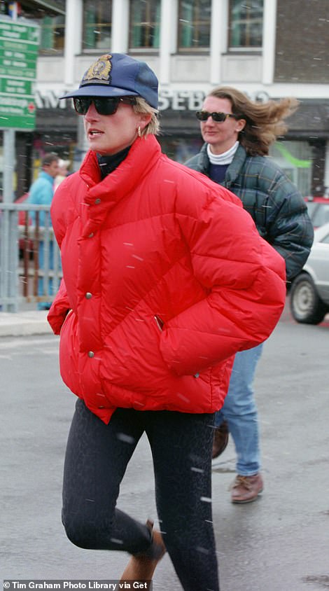 Elizabeth sah Prinzessin Diana auffallend ähnlich, die während eines Skiausflugs in Österreich ebenfalls eine rote Daunenjacke und schwarze Leggings trug