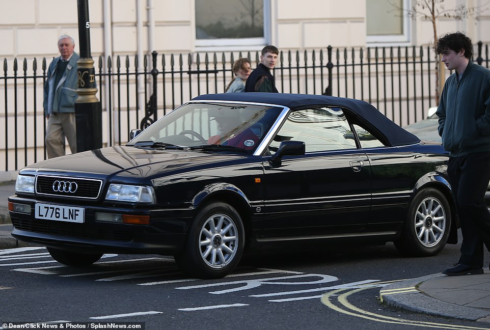 Elizabeth fuhr heute einen schwarzen Cabrio-Audi, als sie durch London fuhr – obwohl sie glaubte, dass die Szenen aus einem österreichischen Urlaub stammen würden