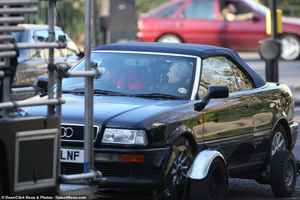 Fotos zeigen eine Kamera im Auto mit Elizabeth, als sie in Szenen für die erfolgreiche Netflix-Show durch London fuhr