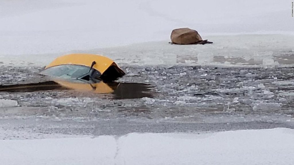Anwohner in der Nähe von Ottawa retten den Fahrer, nachdem das Auto im zugefrorenen Rideau River versunken ist